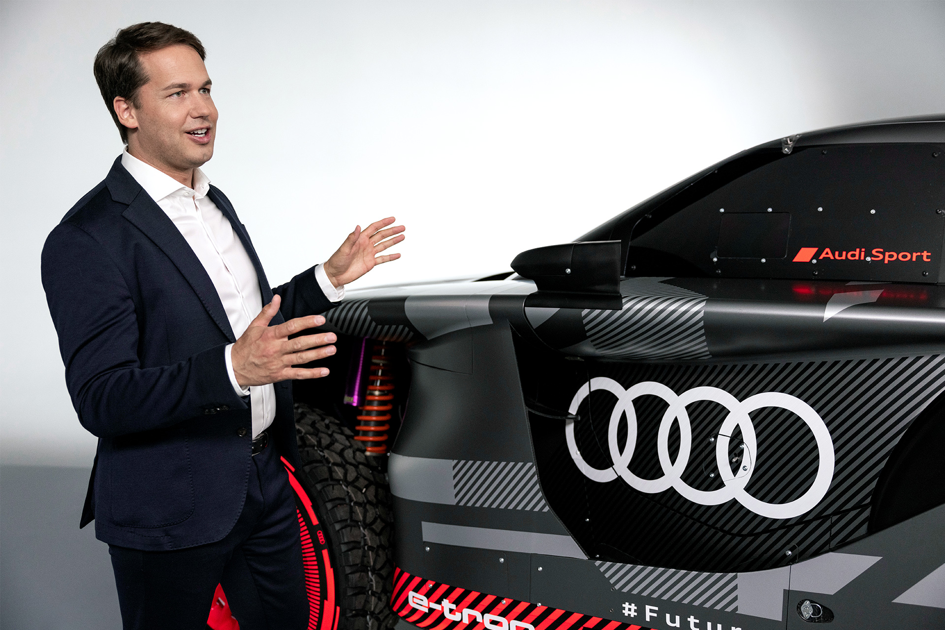 Julius Seebach is sinds 2019 directeur van Audi Sport GmbH. Met een elektrificatiestrategie bereidt hij het bedrijf voor op de toekomst.