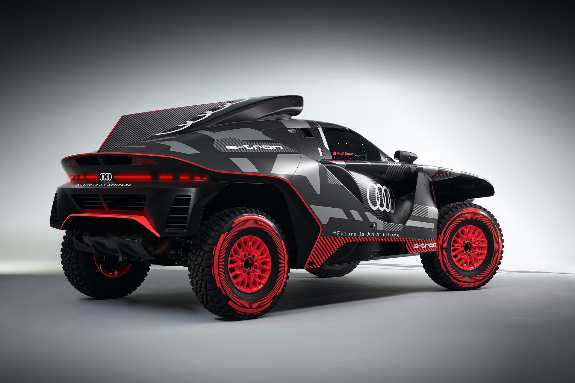 De Dakar Rally is een van de grootste uitdagingen in de autosport. De Audi RS Q e-tron is er klaar voor.