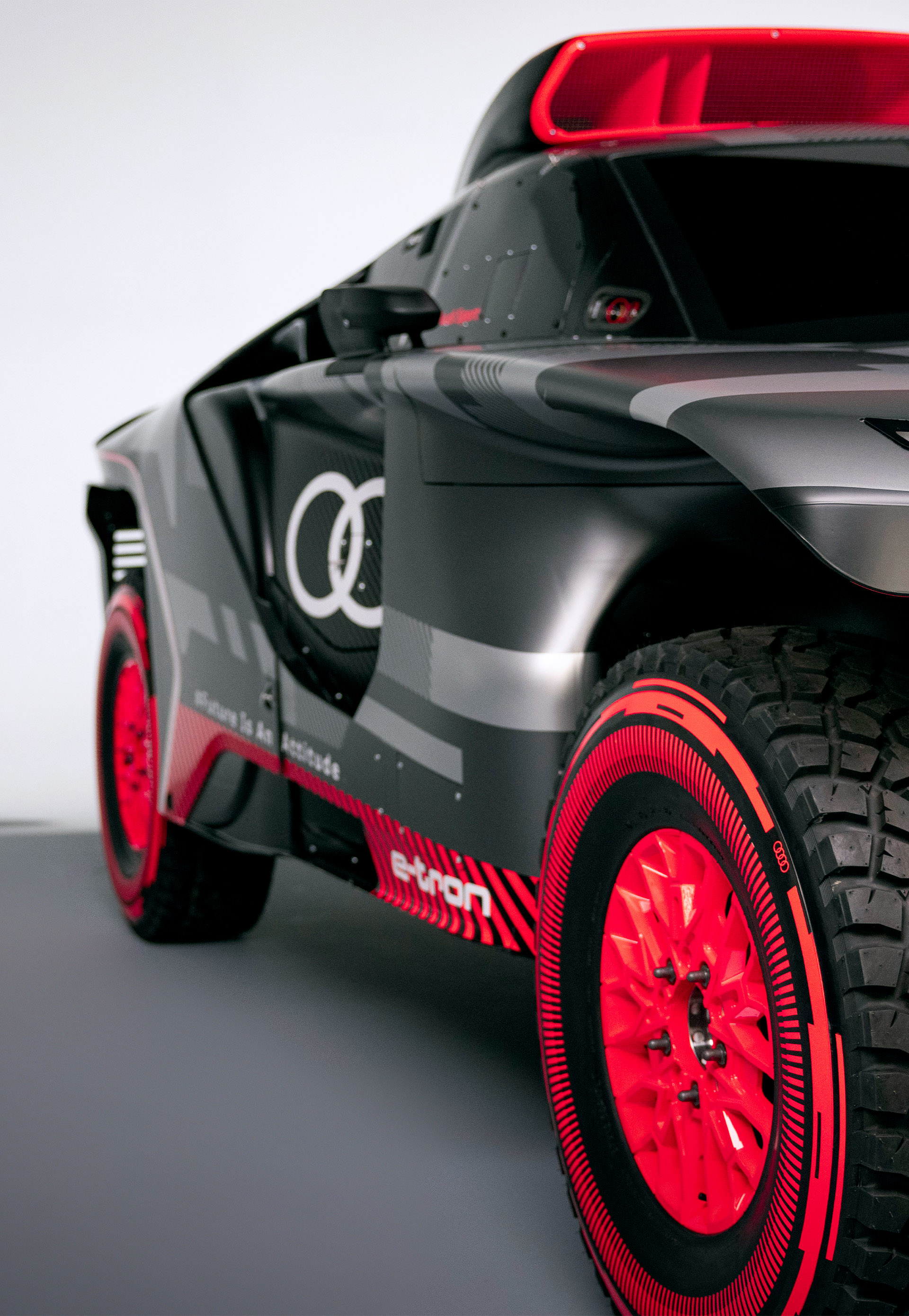 De Audi RS Q e-tron combineert een elektrische aandrijflijn met een energieconversiesysteem van TFSI-motor en generator.