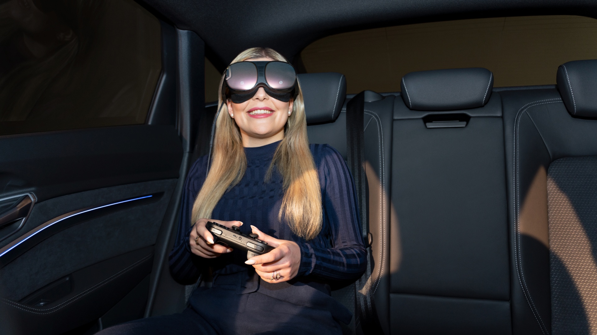 Ellada Kaufhold draagt een VR-bril in de auto.