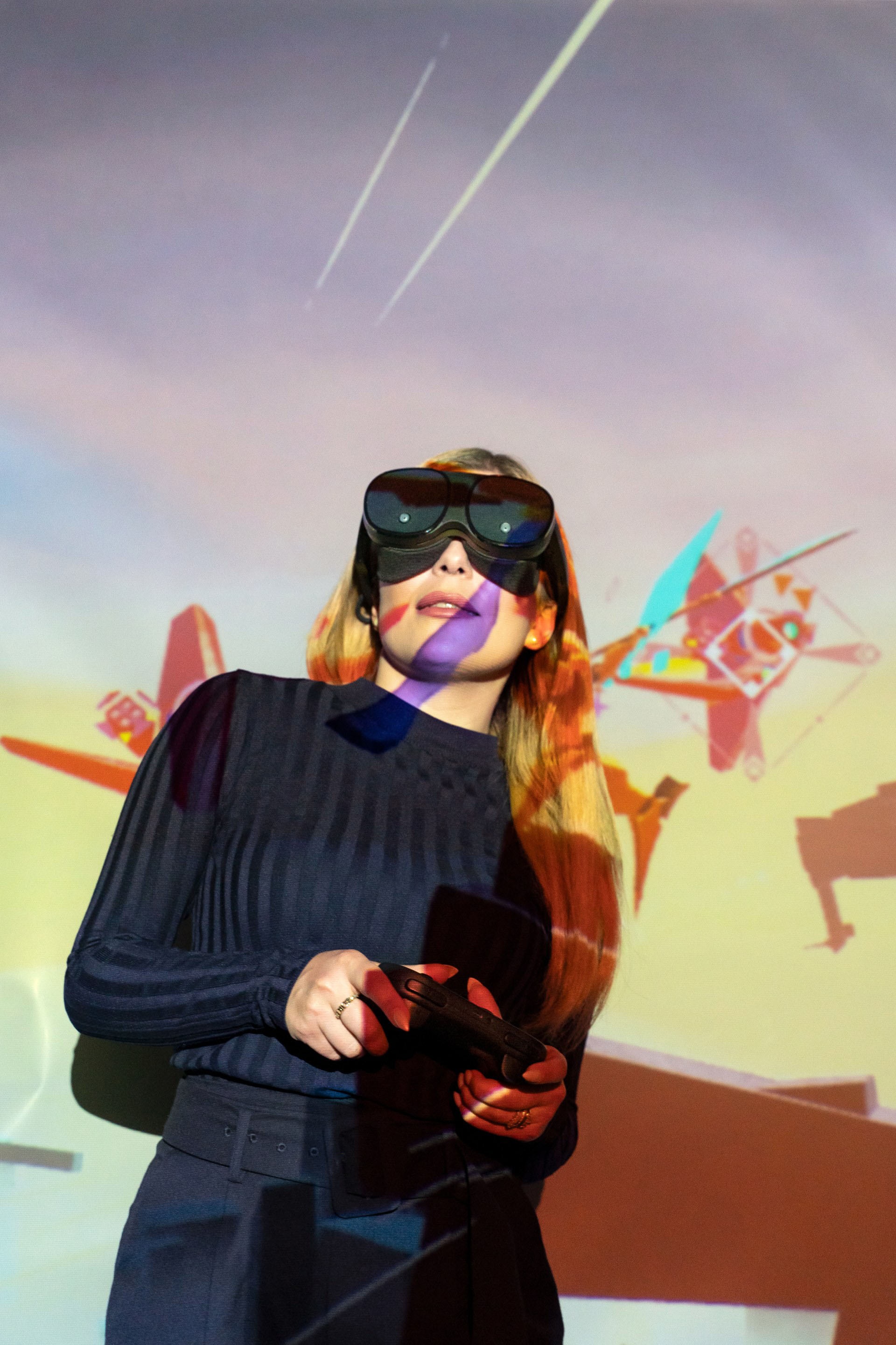 Ellada Kaufhold draagt een VR-bril en houdt de controller vast.