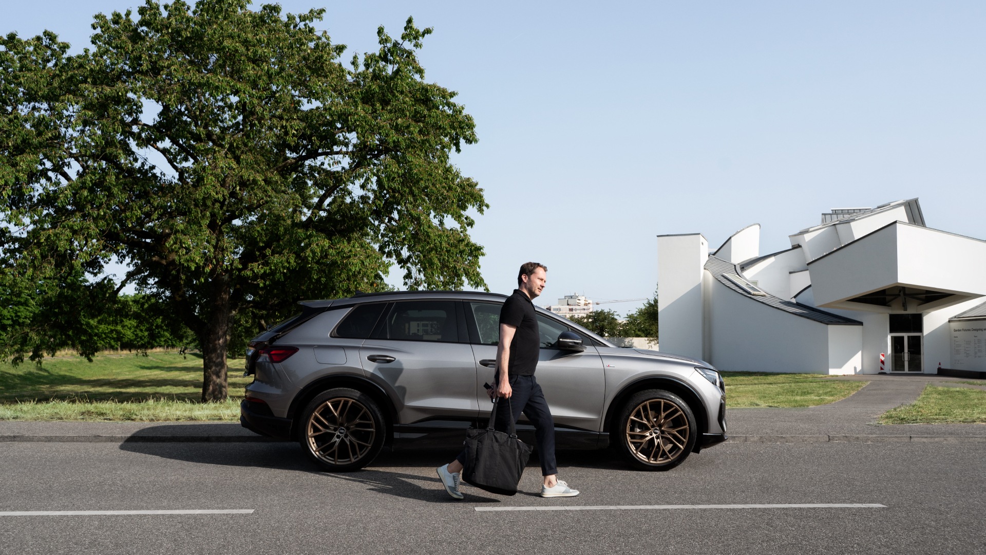 Mateo Kries en de Audi Q4 e-tron voor het Vitra Design Museum.