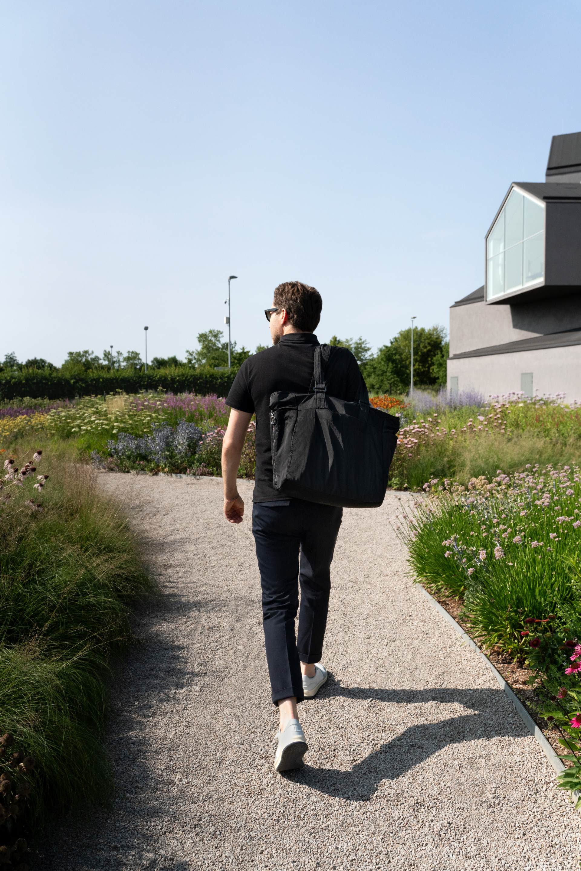 Mateo Kries loopt door de door Piet Oudolf ontworpen tuin op de Vitra Campus.