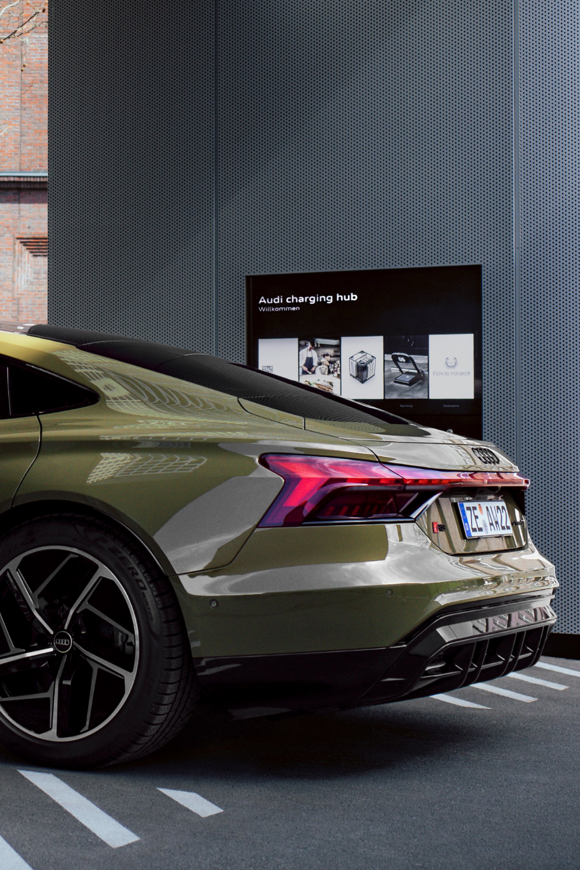 De achterkant van de Audi RS e-tron GT zichtbaar in de Audi charging hub Berlin.