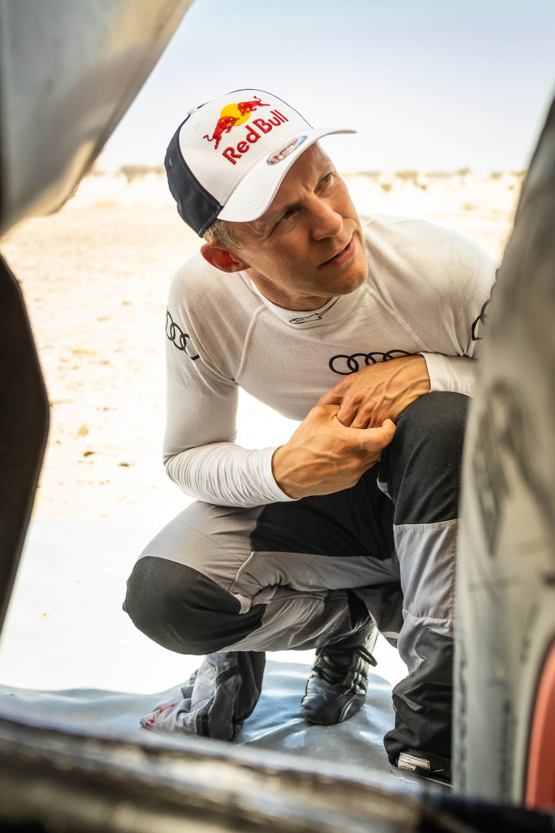 Mattias Ekström bekijkt de Audi RS Q e-tron.