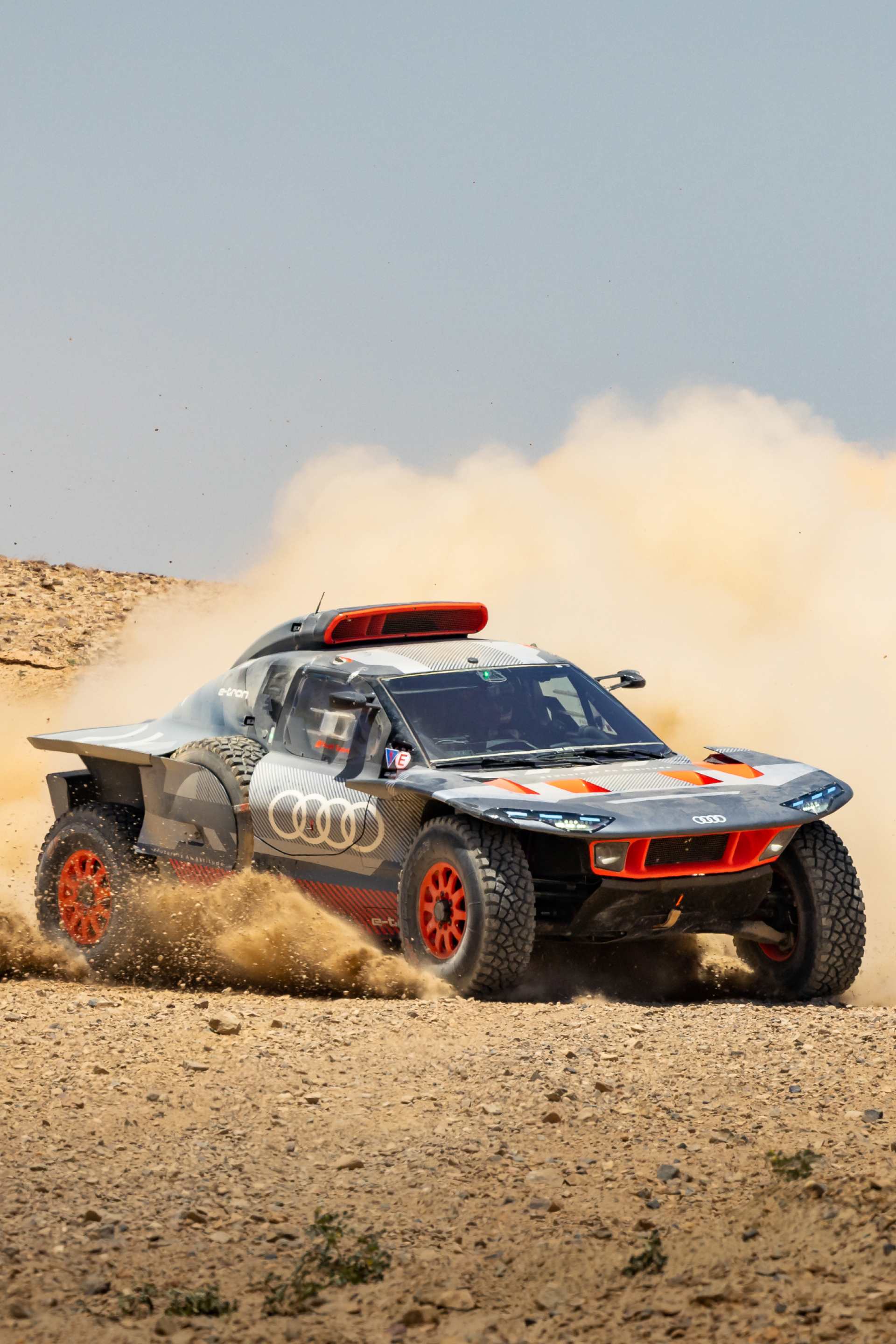 De Audi RS Q e-tron racet in de woestijn.