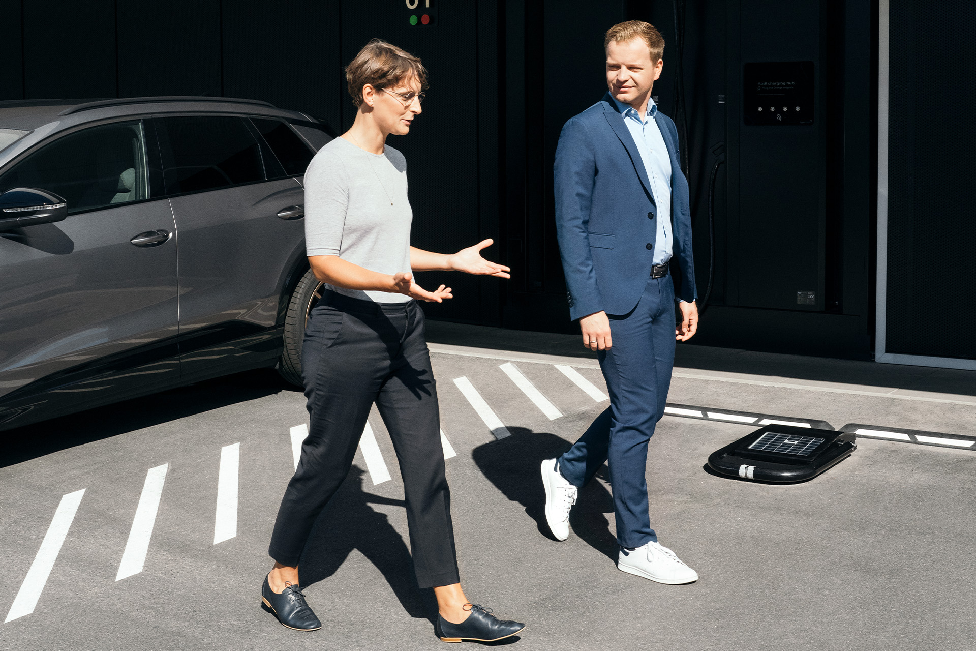 Johanna Klewitz en Malte Vömel in gesprek buiten de Audi charging hub Neurenberg.
