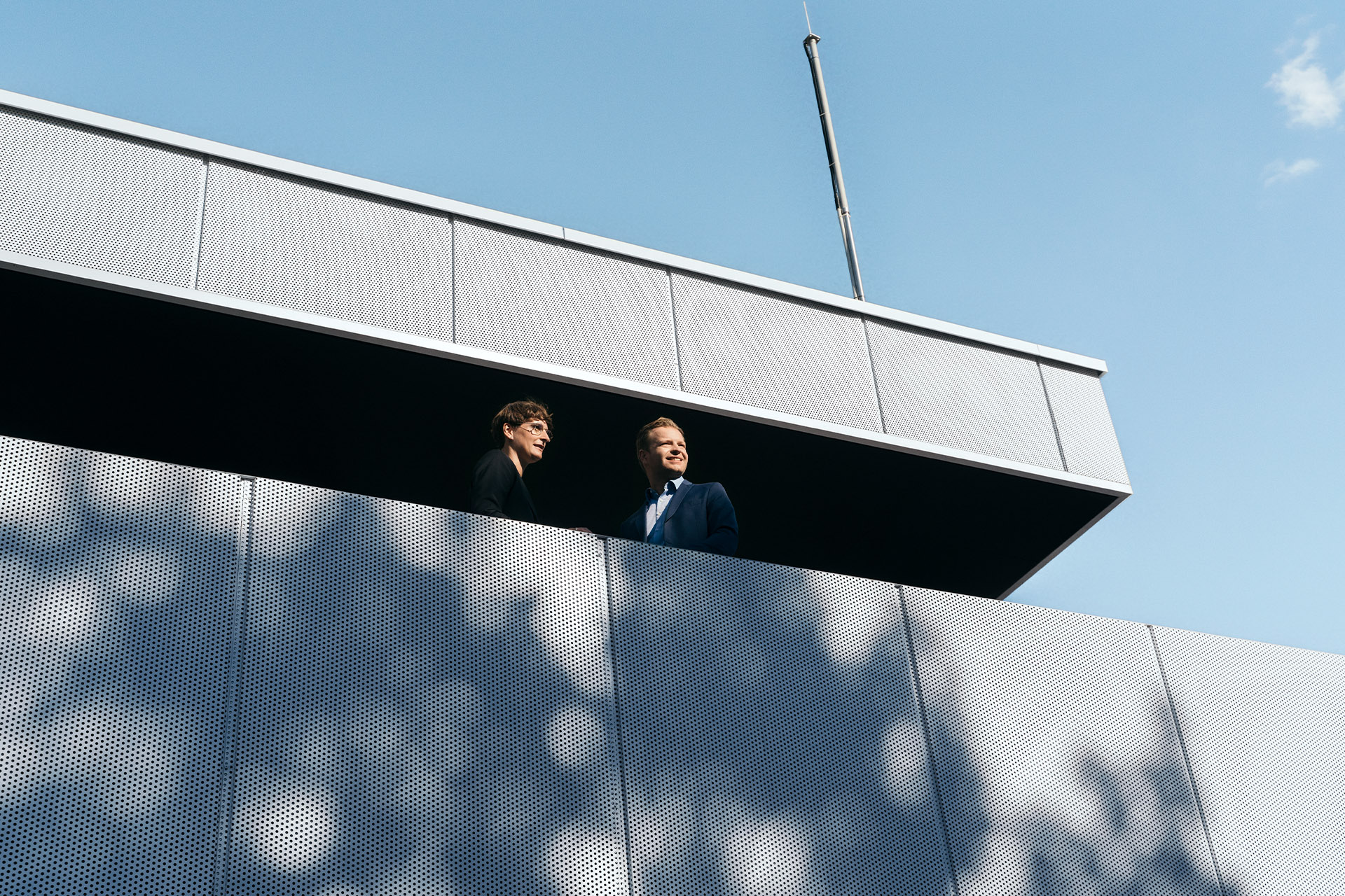 Johanna Klewitz en Malte Vömel op het balkon van de Audi charging hub.