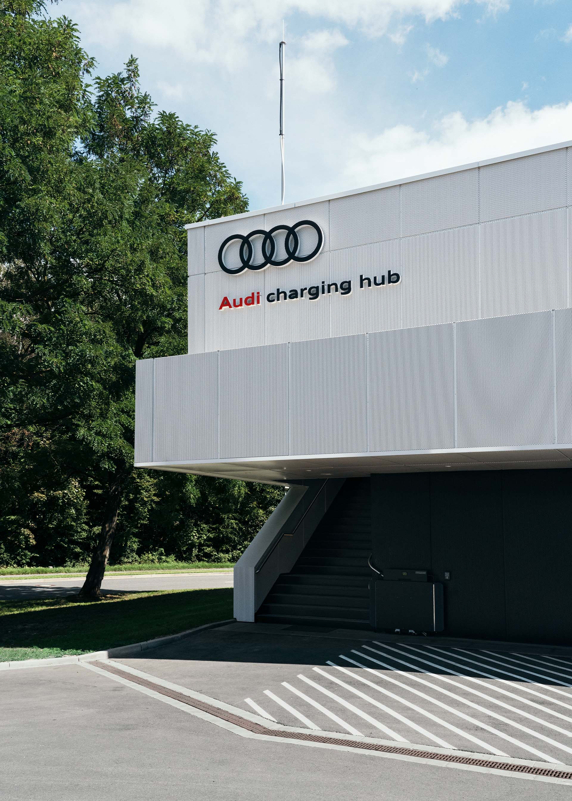 De trap naar de lounge van de Audi charging hub Neurenberg.