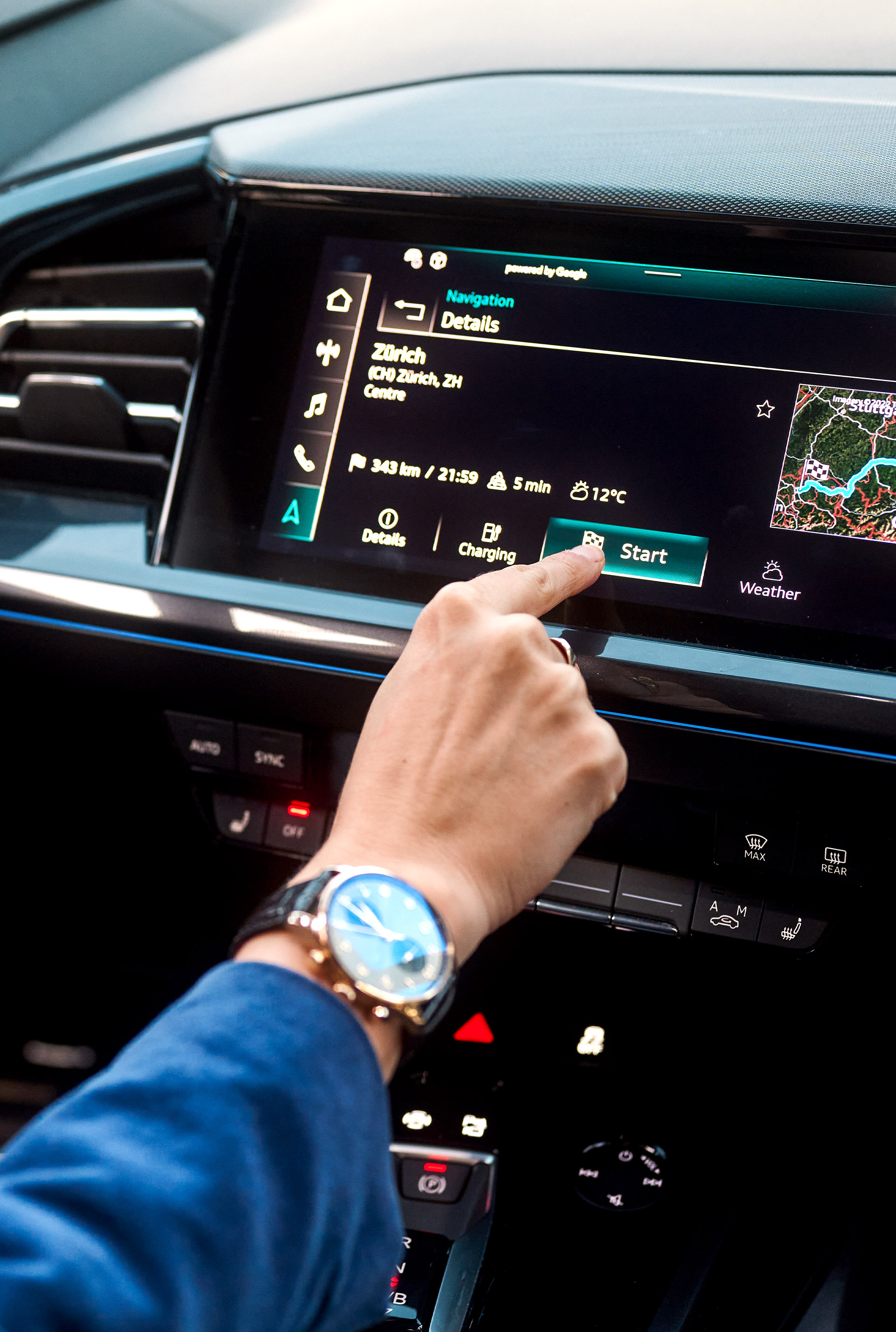 Sunnie Groeneveld bedient het navigatiesysteem in haar Audi Q4 Sportback e-tron.