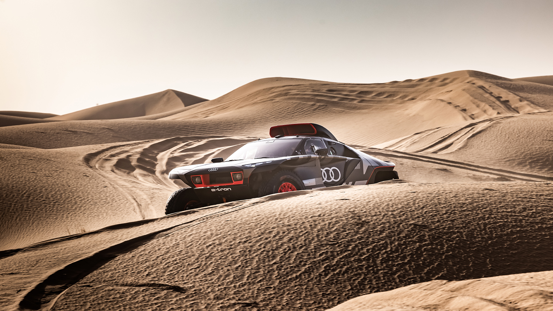 De Audi RS Q e-tron in de woestijn.