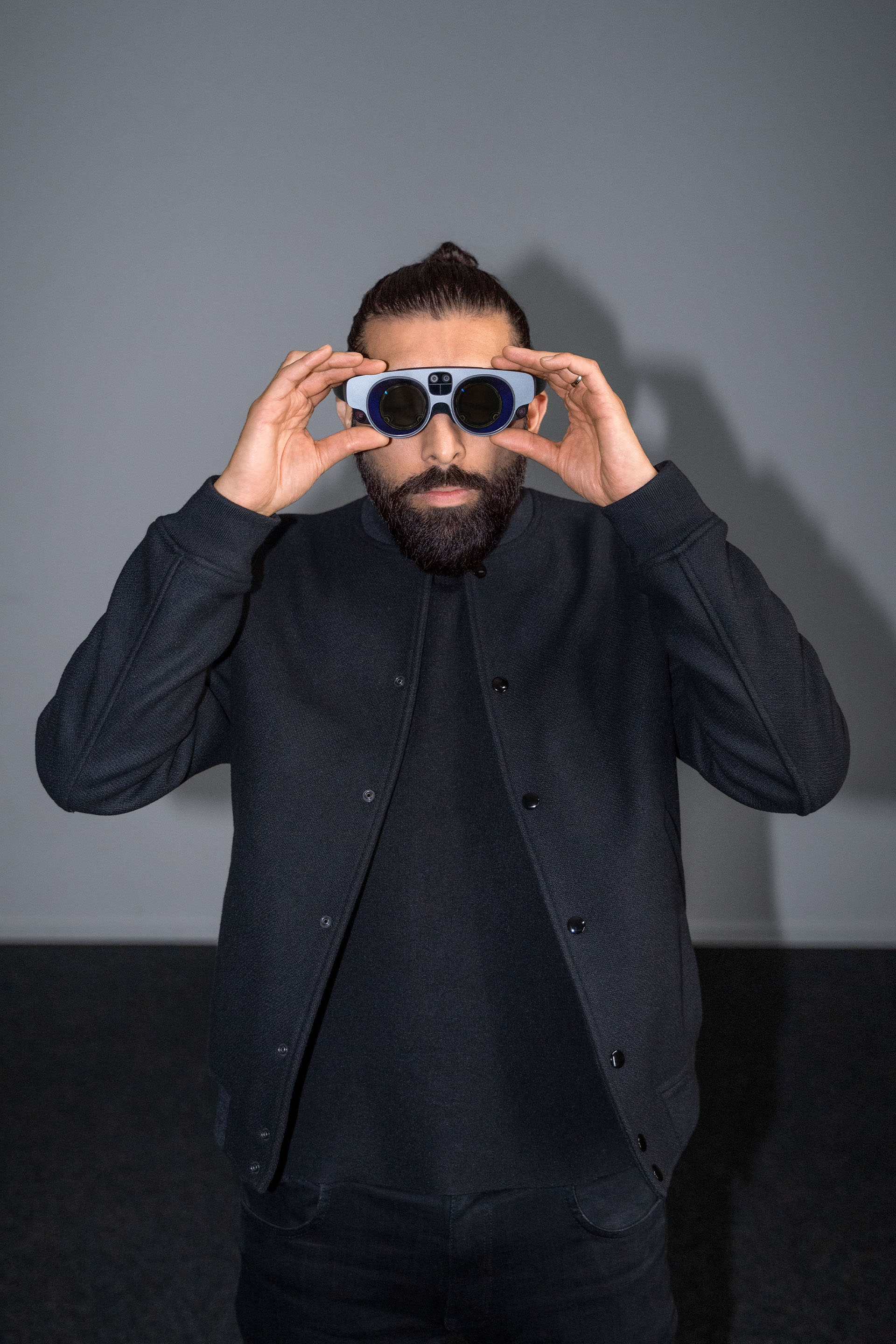 Portretfoto van Sid Odedra met augmented-reality-bril.
