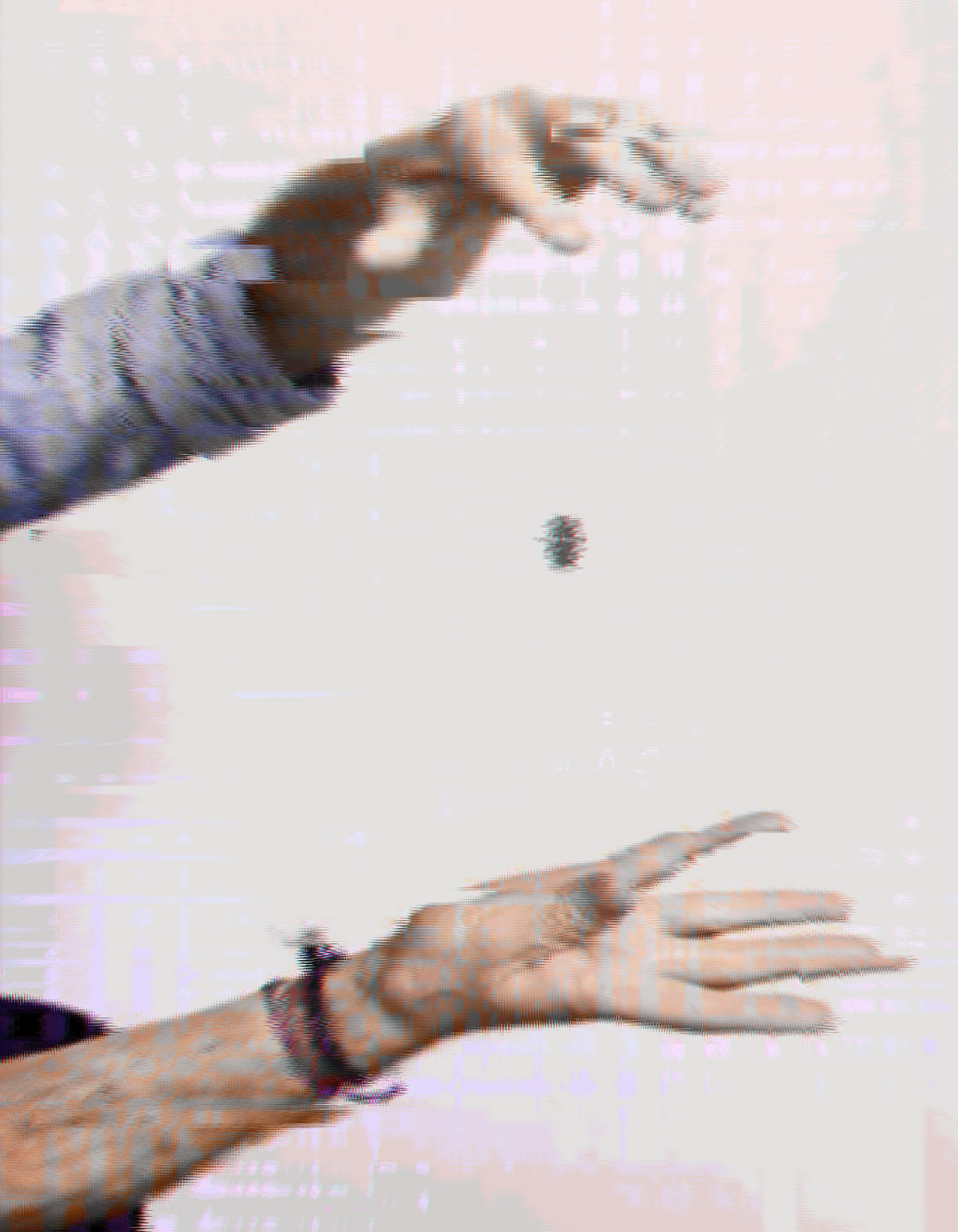 Close-up van Harris’ hand die een truc met een munt uithaalt.