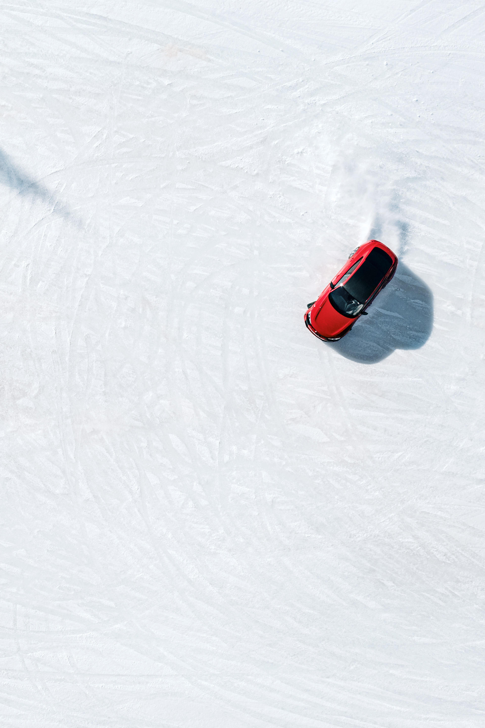 De Audi RS e-tron GT vanuit een drone gefotografeerd.