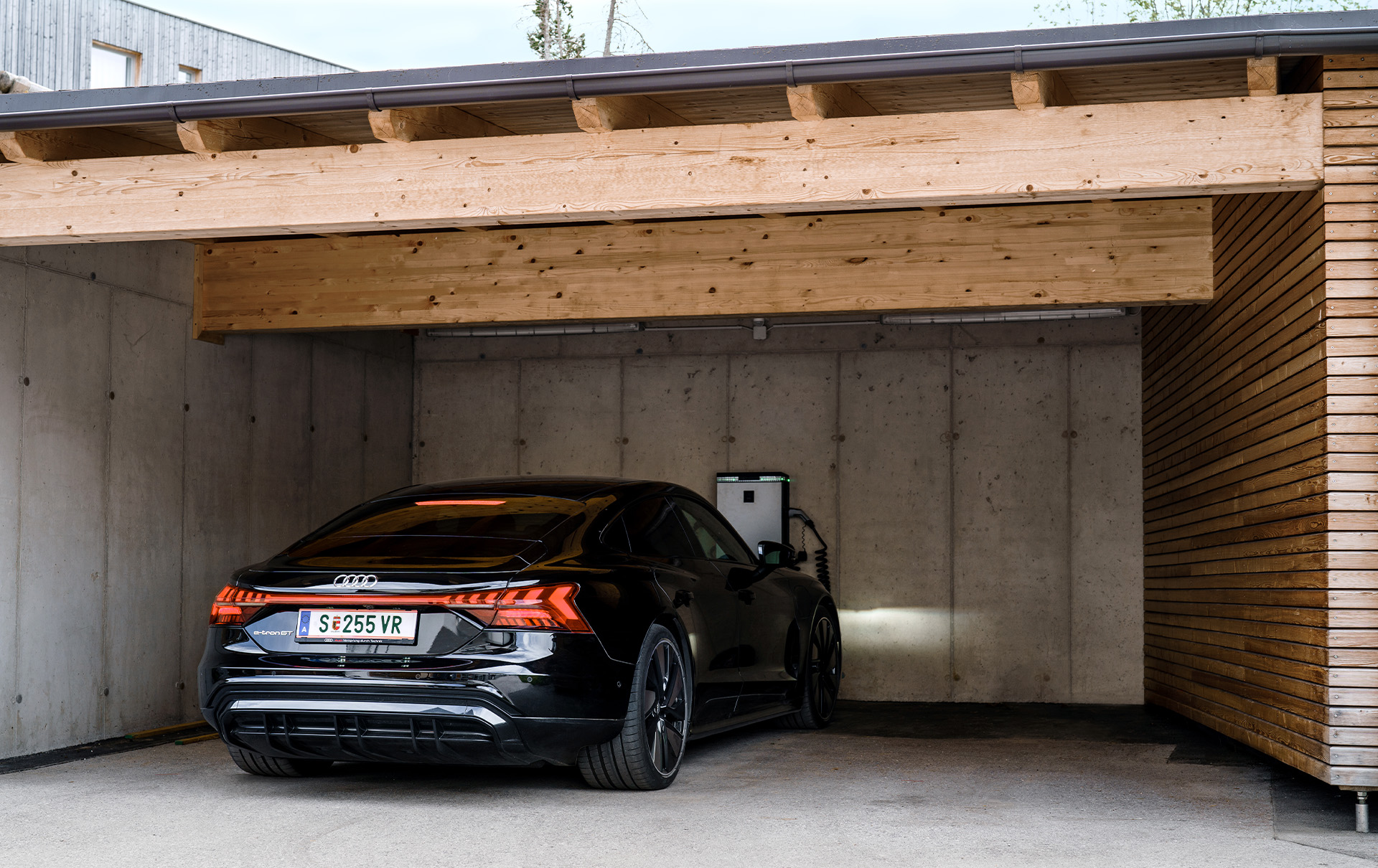 De zwarte Audi e-tron GT quattro van Anna Veith bij de laadplekken voor hotelgasten.