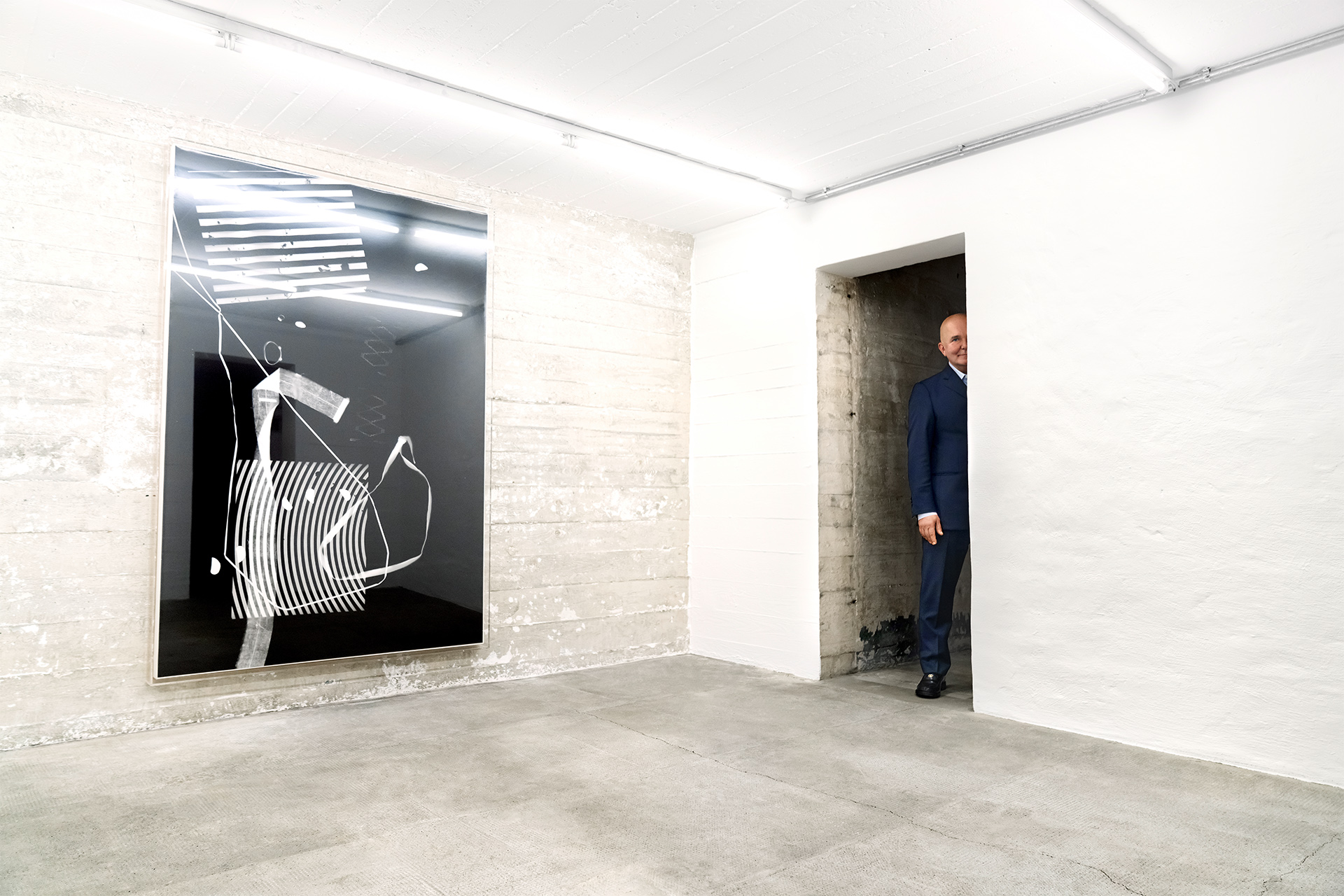 Een fotogram van Fabian Marti aan de muur. Kleine en grote tentoonstellingsruimtes wisselen elkaar af op vijf verdiepingen in de kunstbunker.
