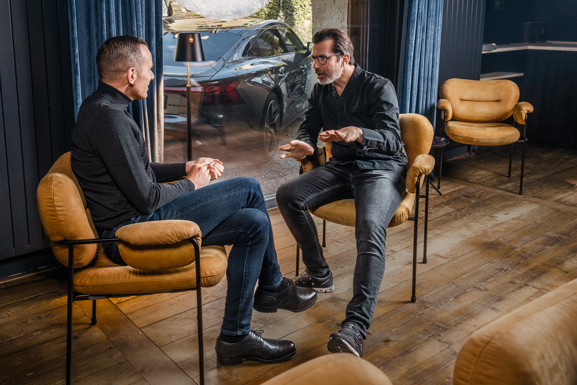 Henrik Wenders (links), Head of Brand van AUDI AG, in gesprek met Andreas Caminada.