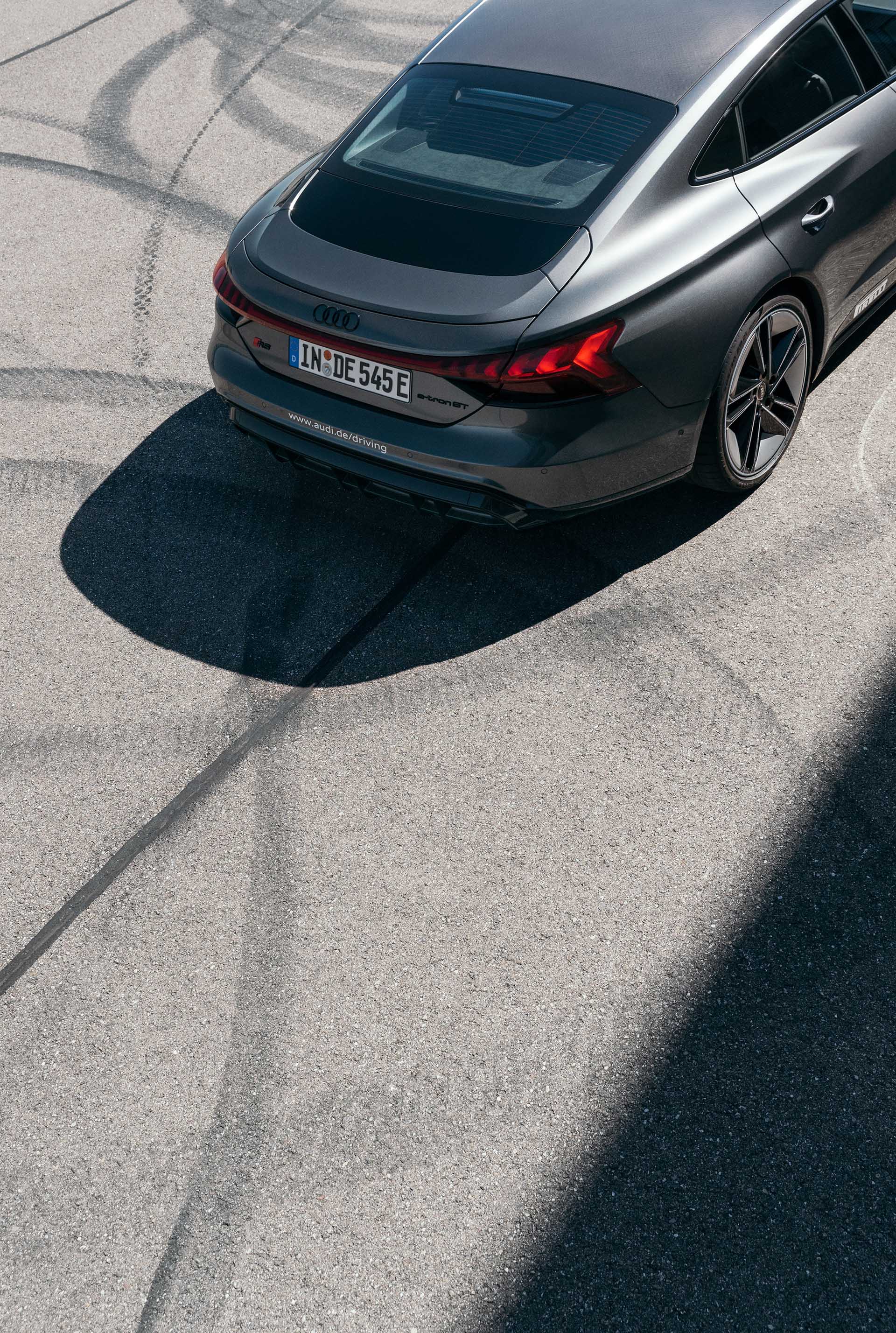 De achterkant van de Audi RS e-tron GT schuin van boven in beeld.