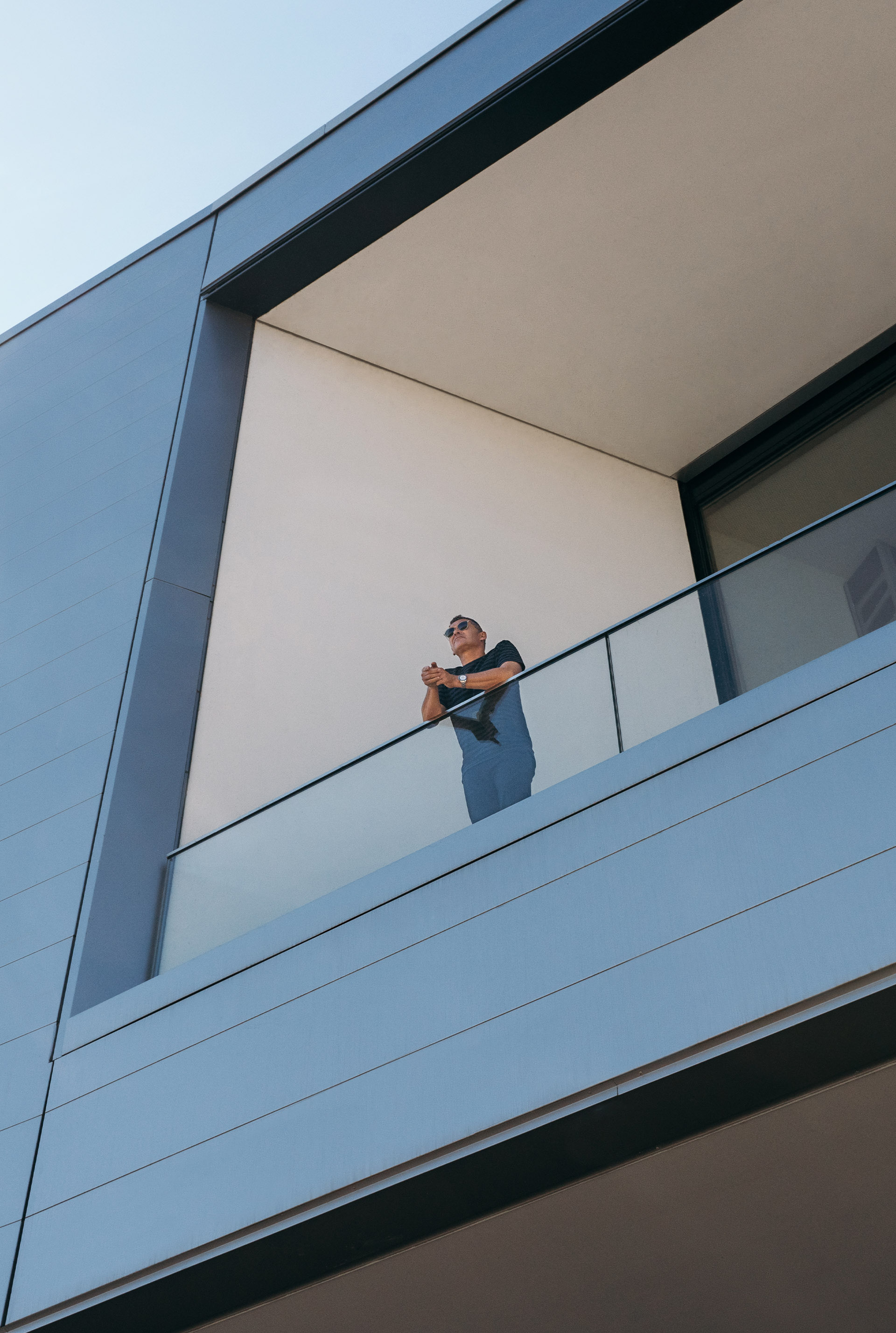 Tom Kristensen kijkt vanaf een balkon uit over het Audi Sport-terrein.