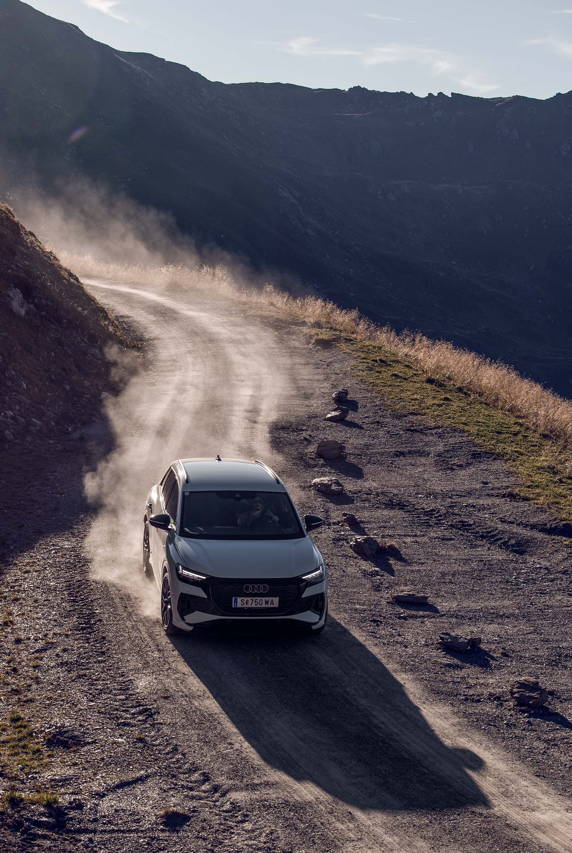 Als de fotograaf bergaf rijdt, wint de Audi Q4 e-tron stroom terug.