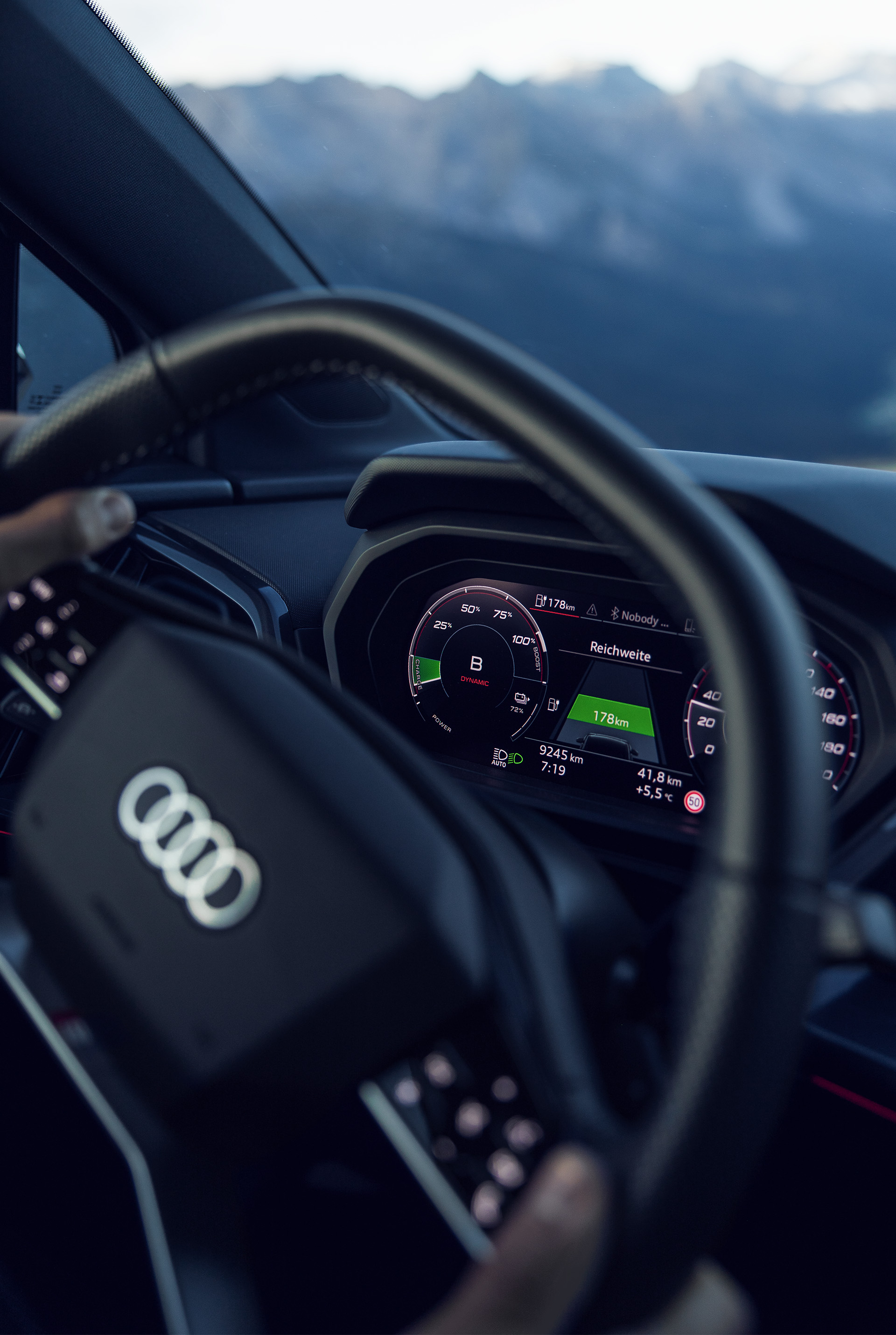 In de Audi virtual cockpit is te zien of de motor recupereert.