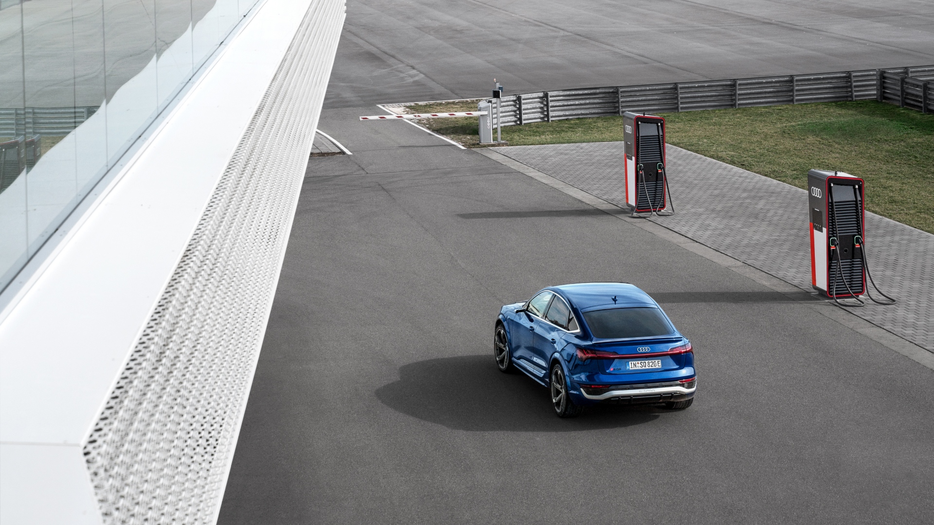 De Audi SQ8 Sportback e-tron bij HPC-snelladers.