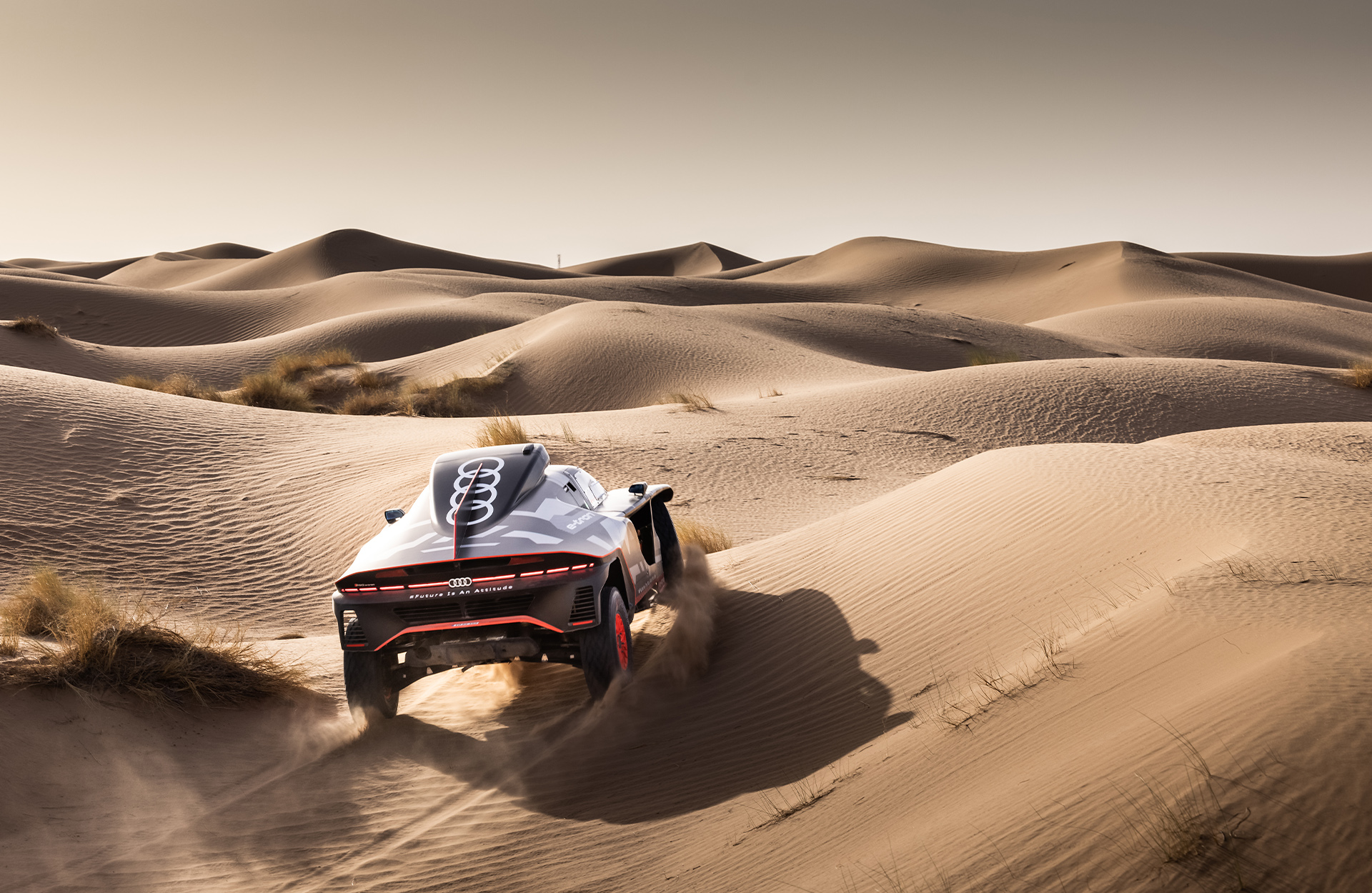 In de Dakar Rally van 2022 kreeg de Audi RS Q e-tron voor het eerst zware wedstrijdomstandigheden voor zijn kiezen. Volgens Mattias Ekström waren de voorafgaande tests veelbelovend.