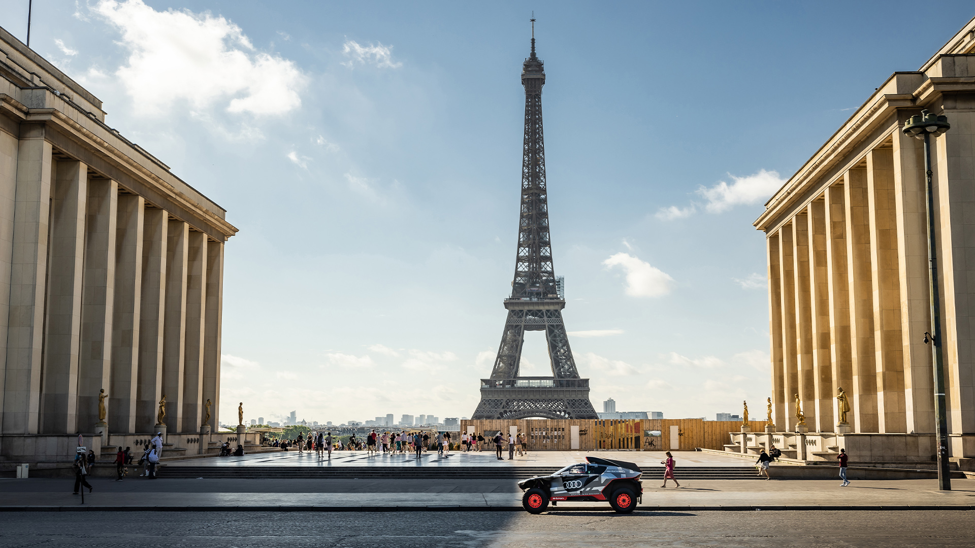 De Audi RS Q e-tron geparkeerd voor de Eiffeltoren.