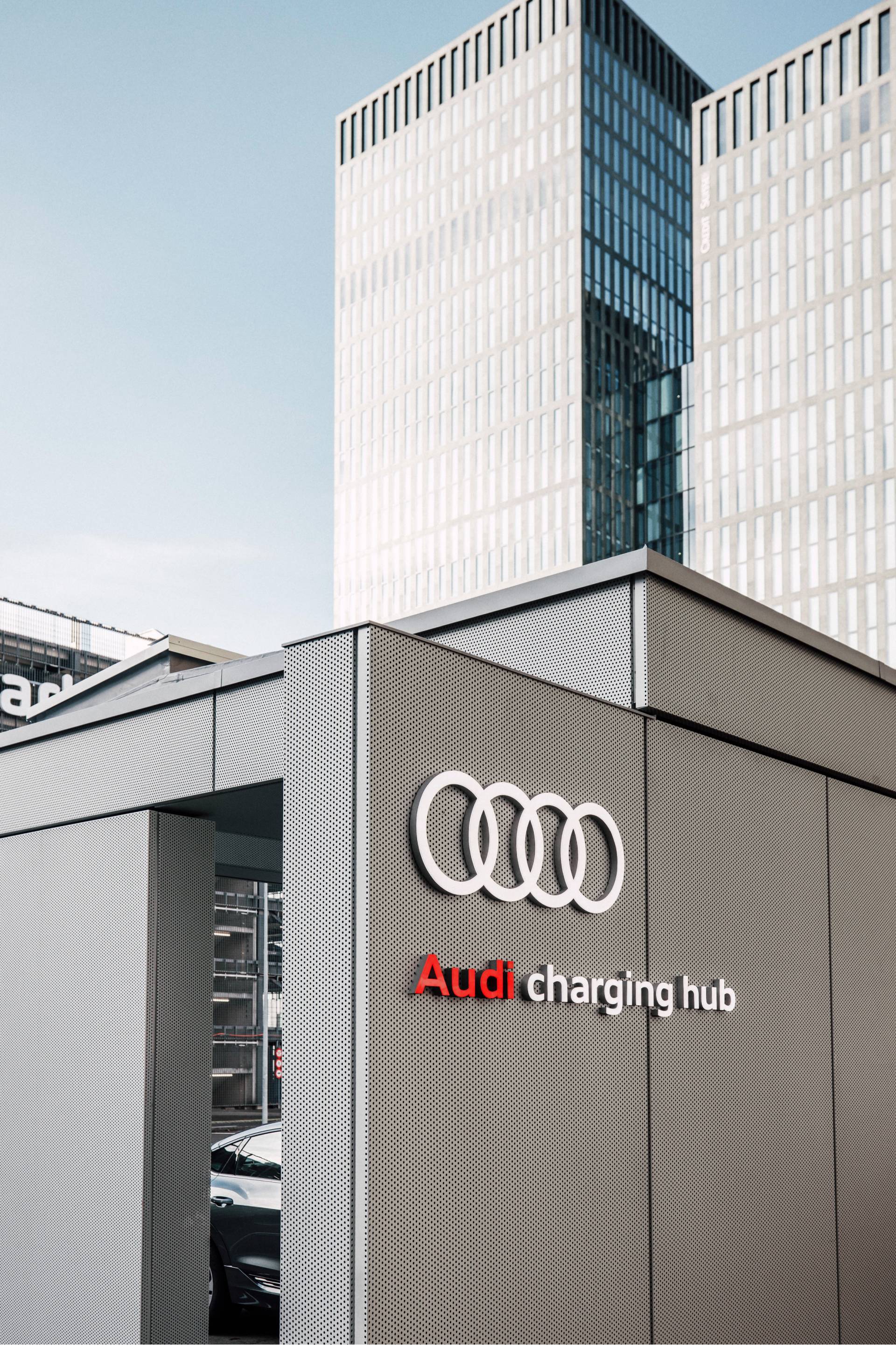 De façade van de Audi charging hub Zürich.