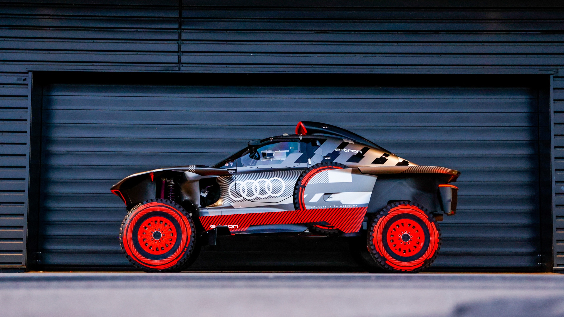 De nieuwe Audi RS Q e-tron voor een garage geparkeerd.