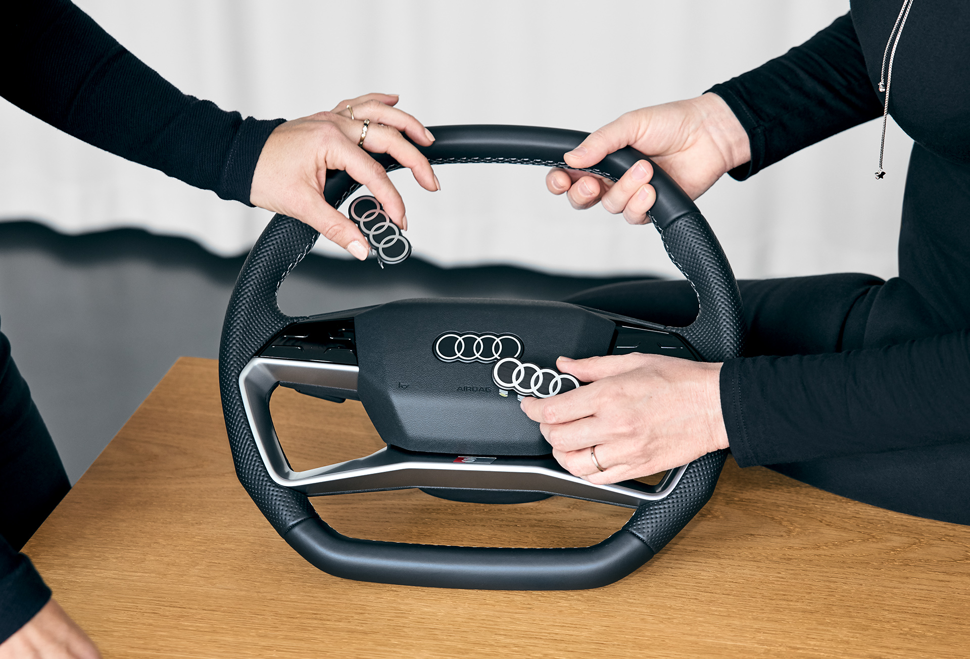 De nieuwe Audi-ringen op het stuur van de Audi Q4 e-tron.