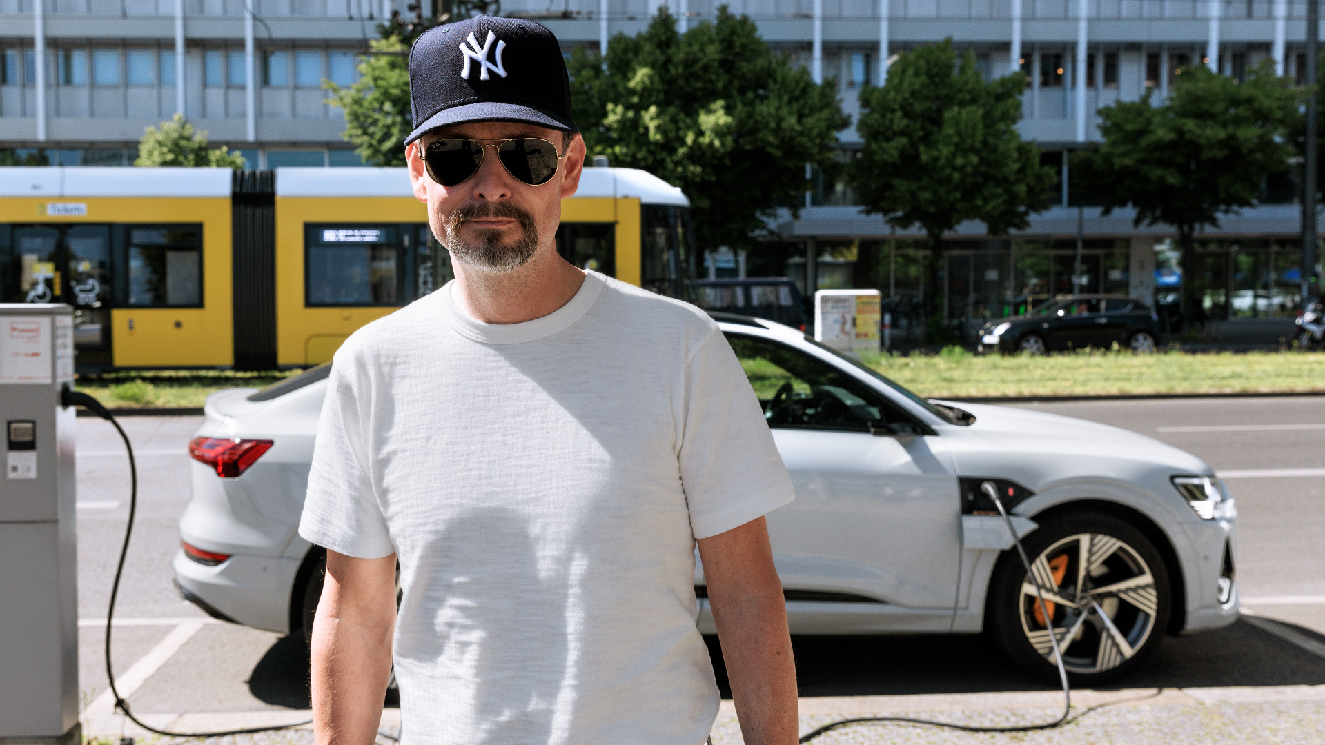 Marco Voigt voor zijn Audi e-tron Sportback die in Berlijn staat de laden bij een AC-lader.