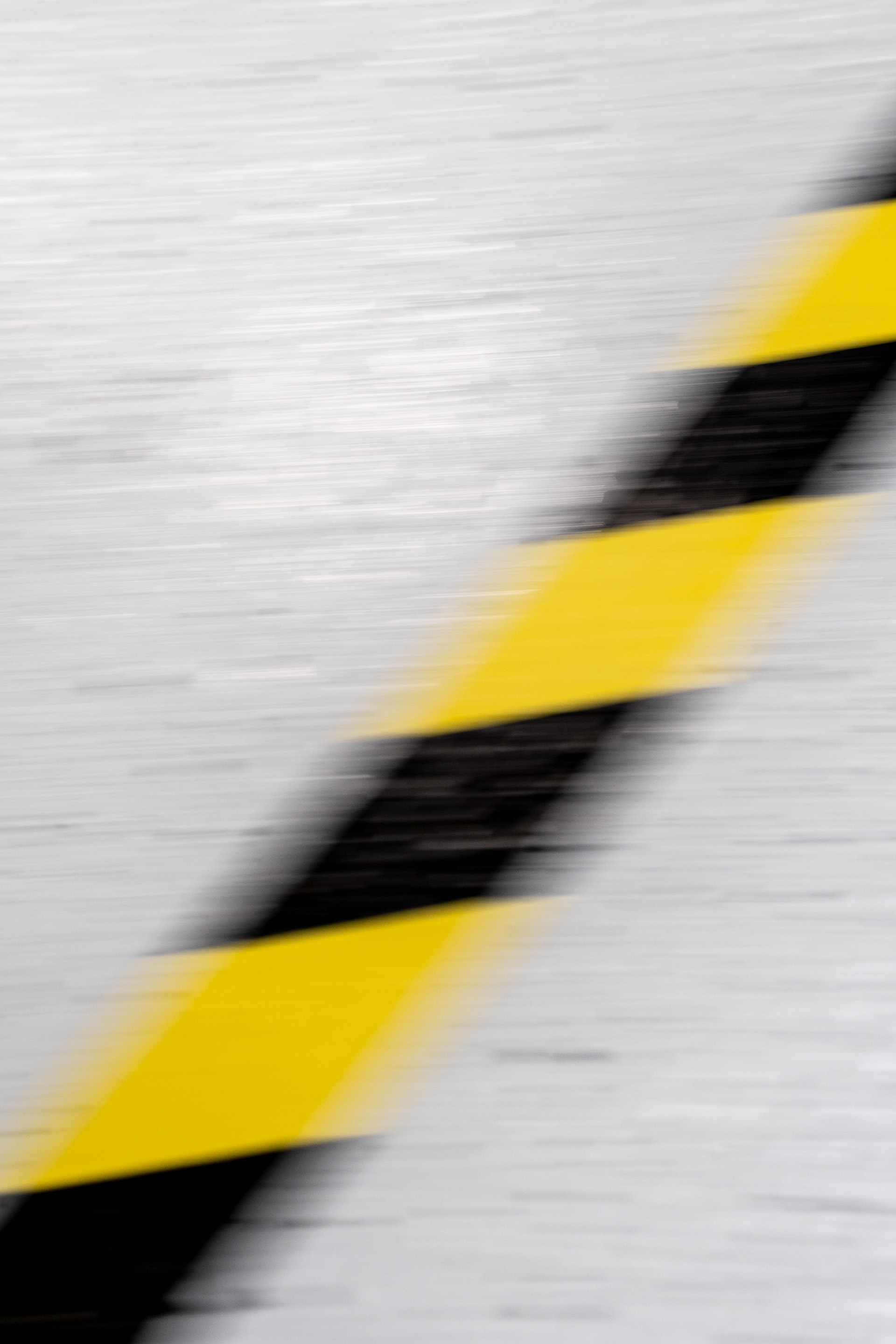 Een zwart-gele markeringslijn op de vloer
