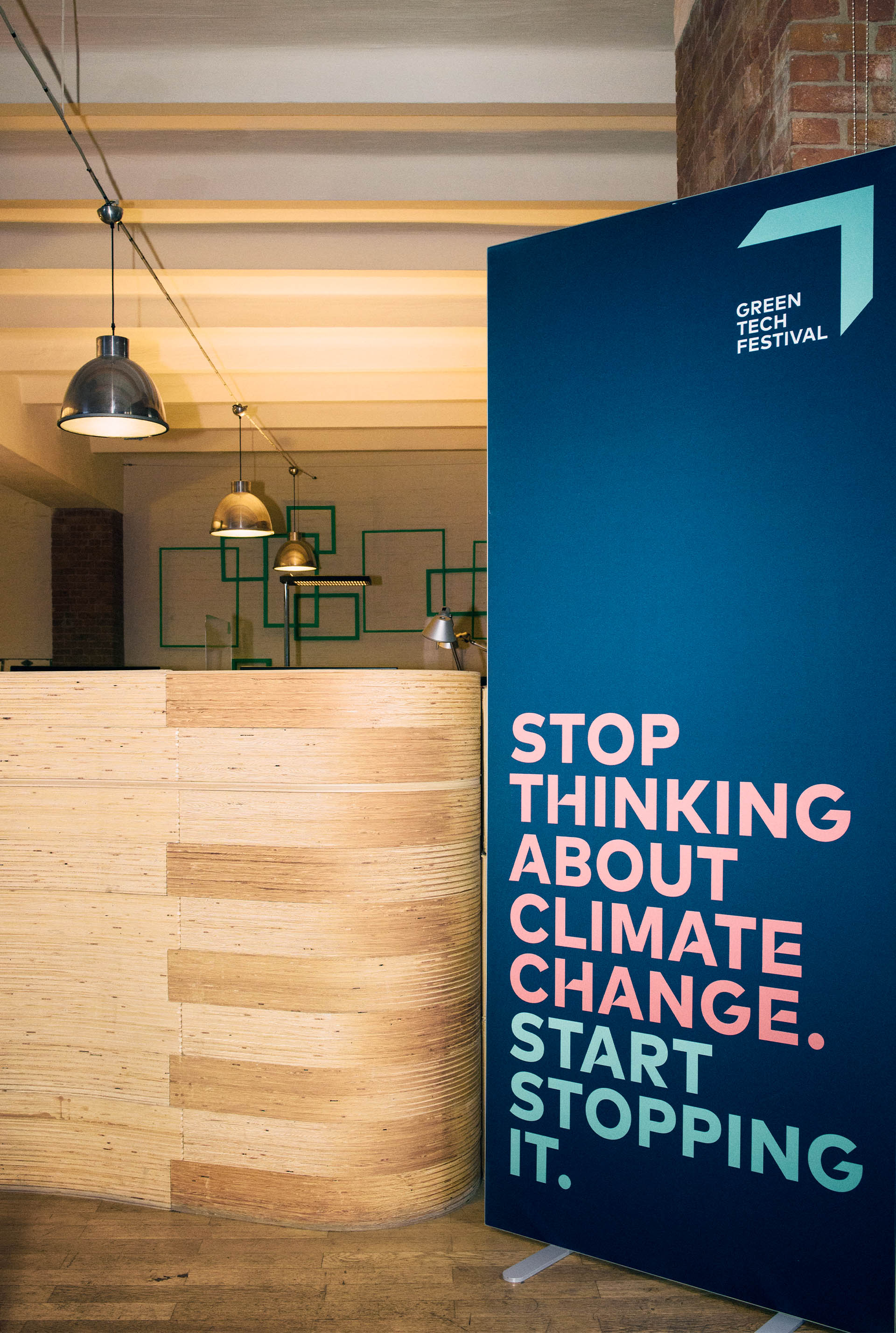 Een display met de tekst “Stop thinking about climate change. Start stopping it.”