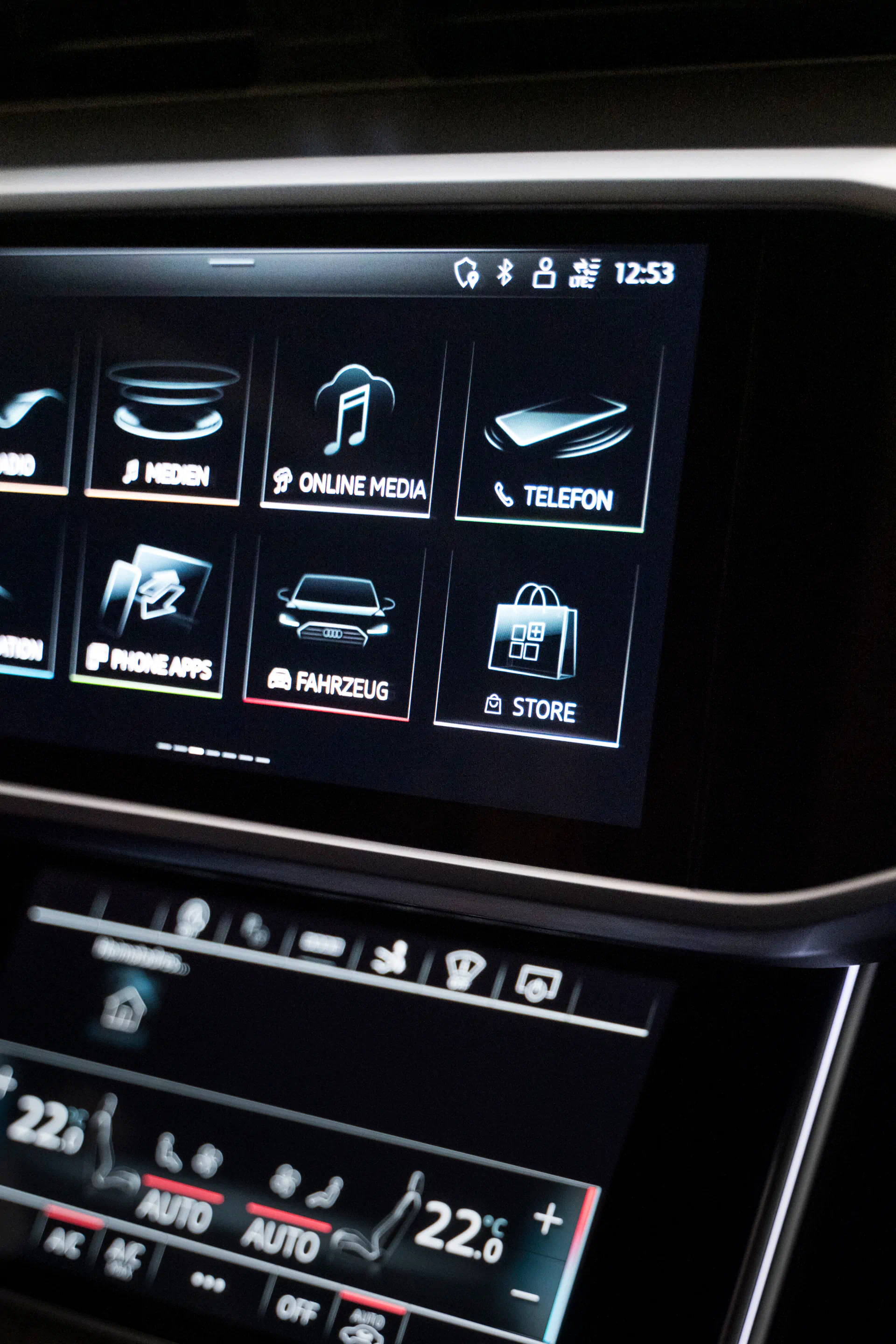 Close-up van het MMI-scherm met tegel van de Audi-appstore.