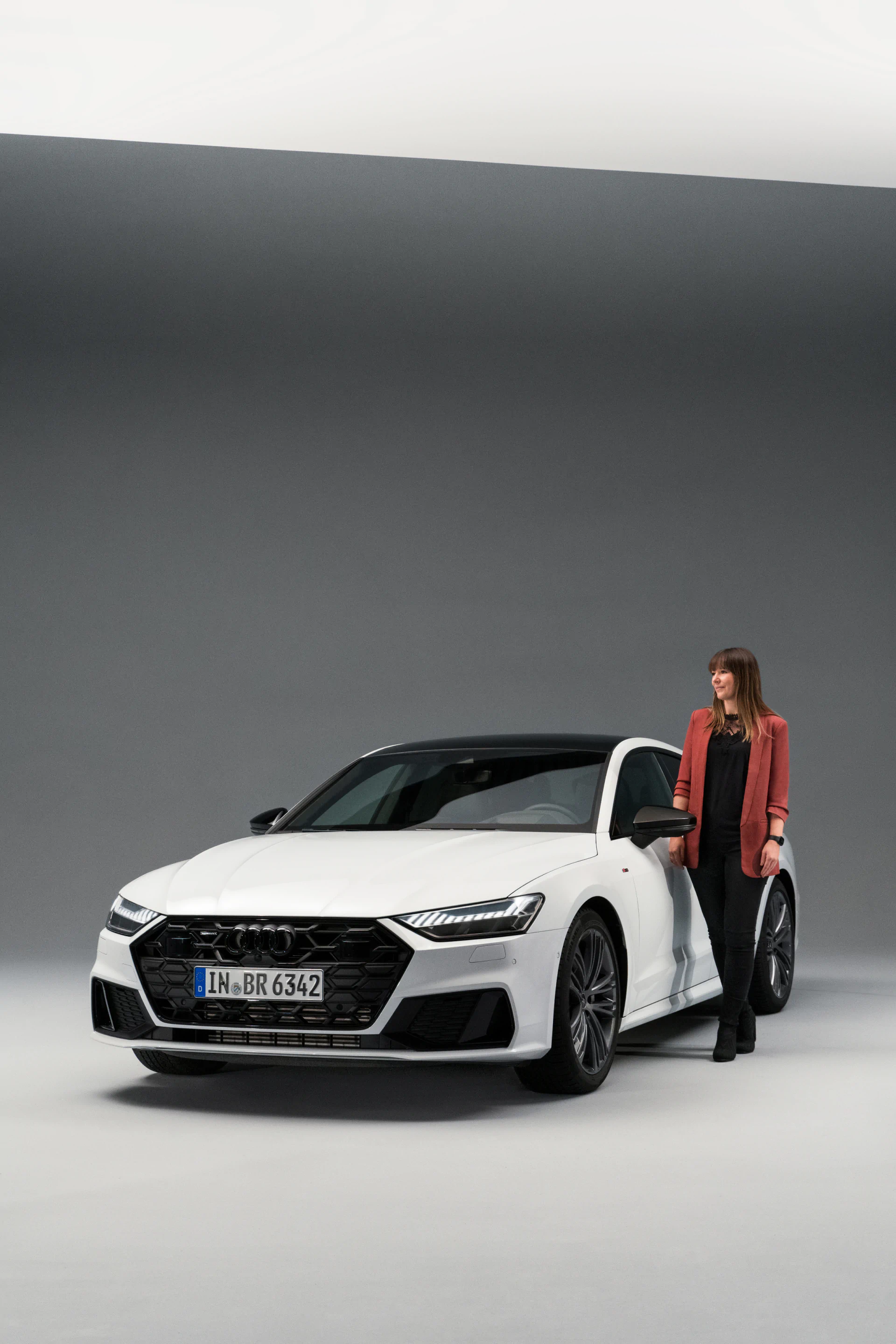 Stephanie Eckardt staat naast de nieuwe Audi A7 Sportback (niet leverbaar in Nederland).