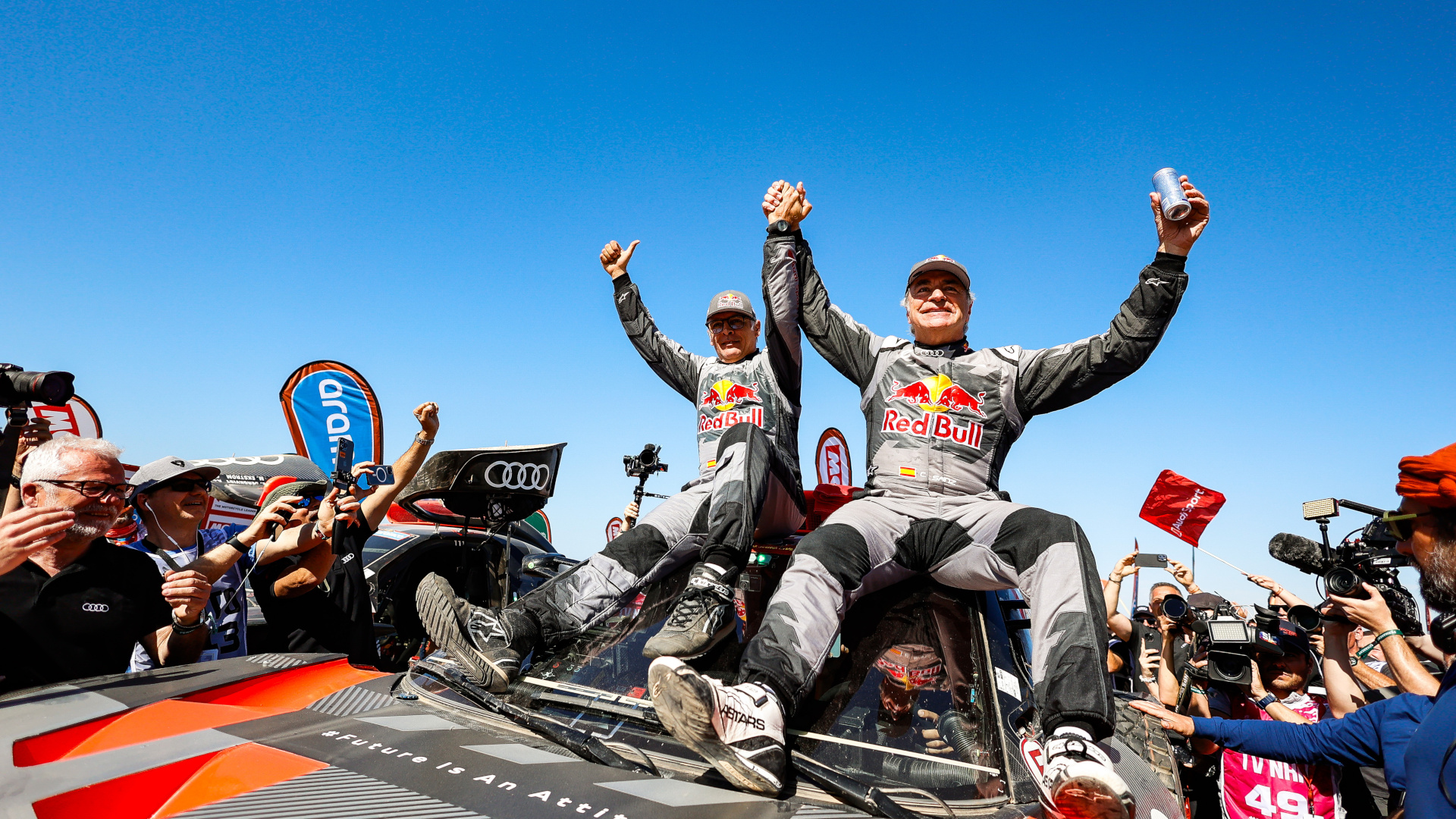 Historisch! Audi wint Dakar Rally met elektrisch aangedreven auto